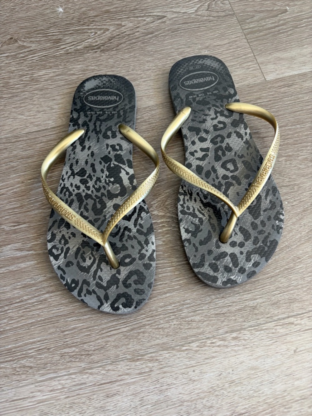 Havaianas Women’s Gold Strap Gray Leopard Print Sandals